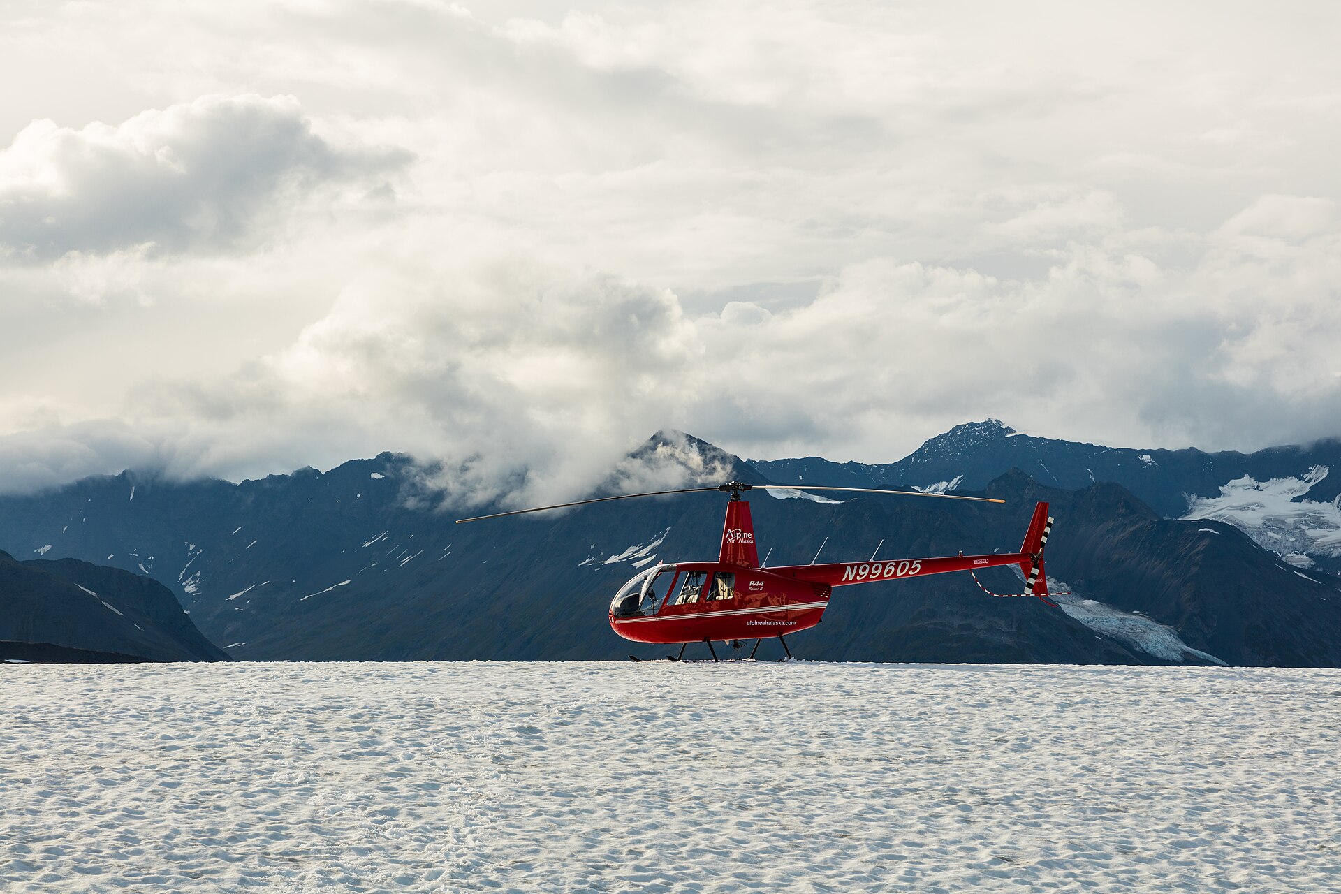 Alaska'da buzul üzerine inmiş kırmızı Robinson R44 helikopteri